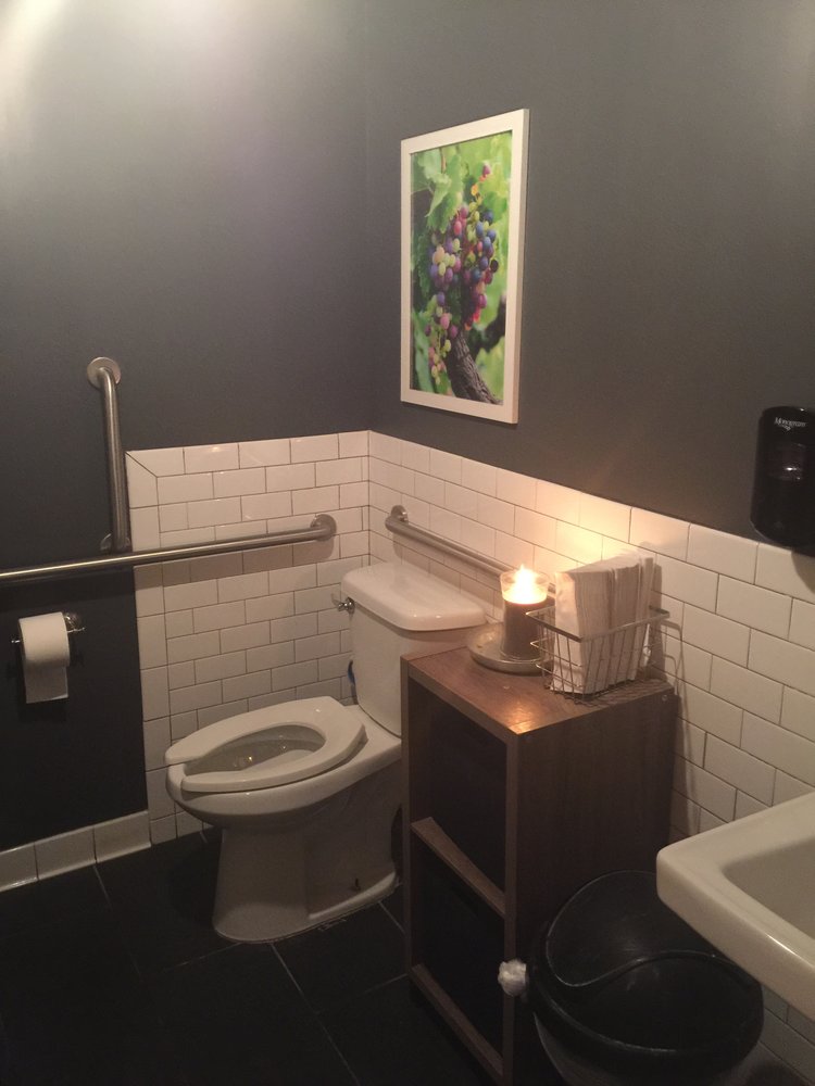 Louis Wine Dive bathroom